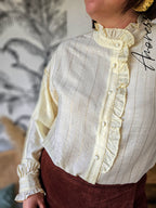 Chemise Dahlia — Chemise Écru Lignes Argentées Femme photo portée