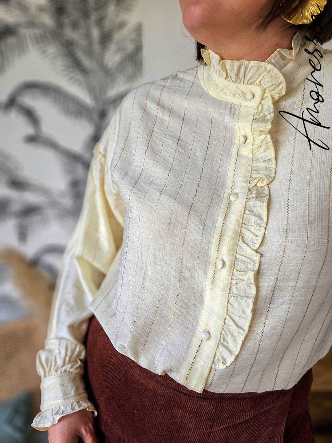 Chemise Dahlia — Chemise Écru Lignes Argentées Femme photo portée