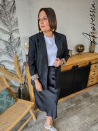 Jupe Longue Lucie — Jupe Longue Noire Satin Fluide Femme photo lifestyle