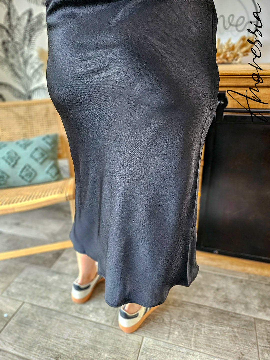 Jupe Longue Lucie — Jupe Longue Noire Satin Fluide Femme vue détail