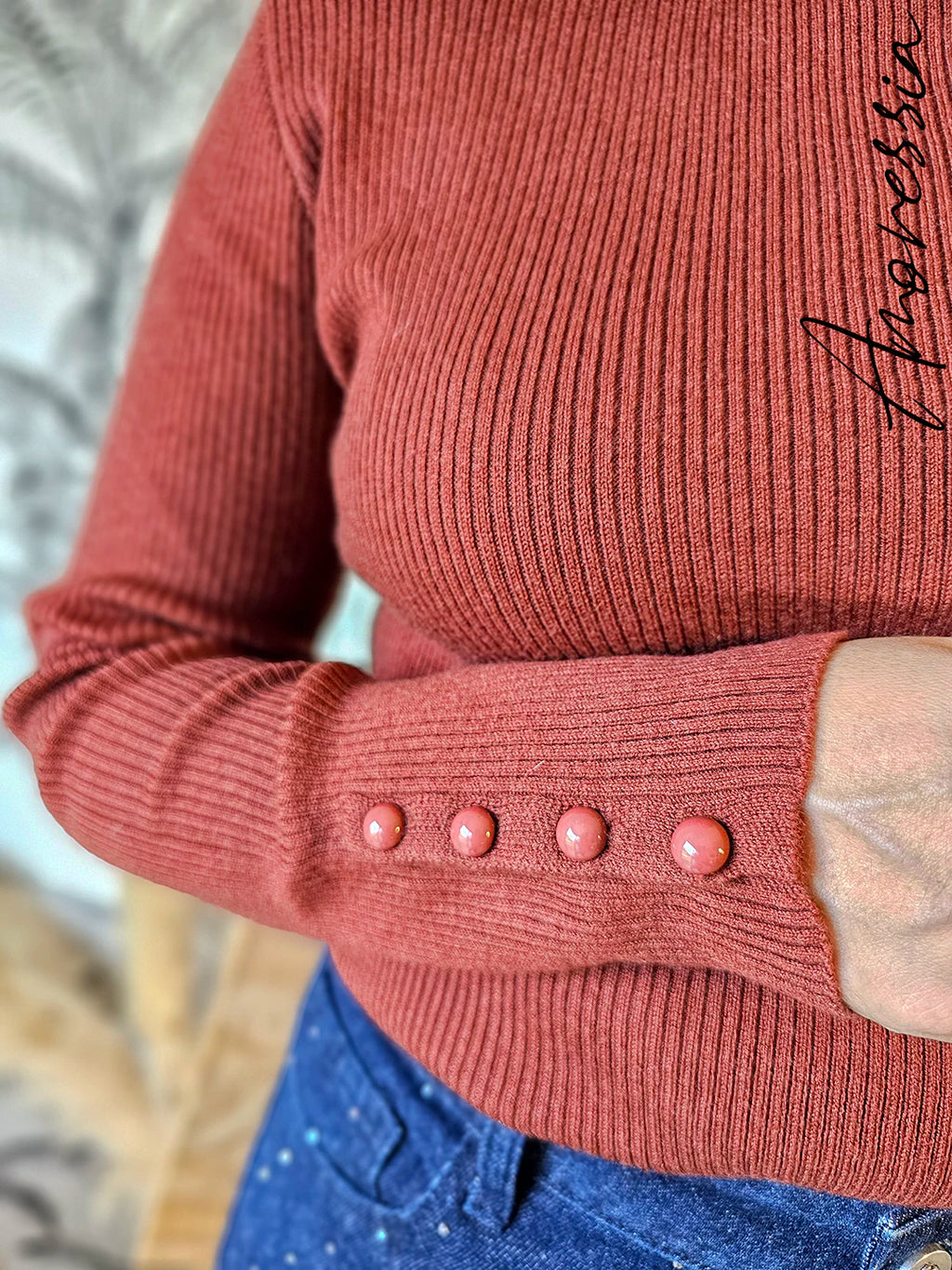 Pull Monica Rouille — Pull Léger Rouille Boutons Manches Femme photo lifestyle