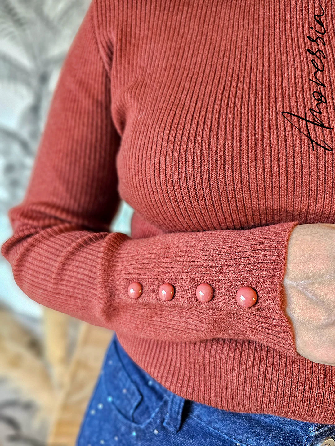 Pull Monica Rouille — Pull Léger Rouille Boutons Manches Femme photo lifestyle