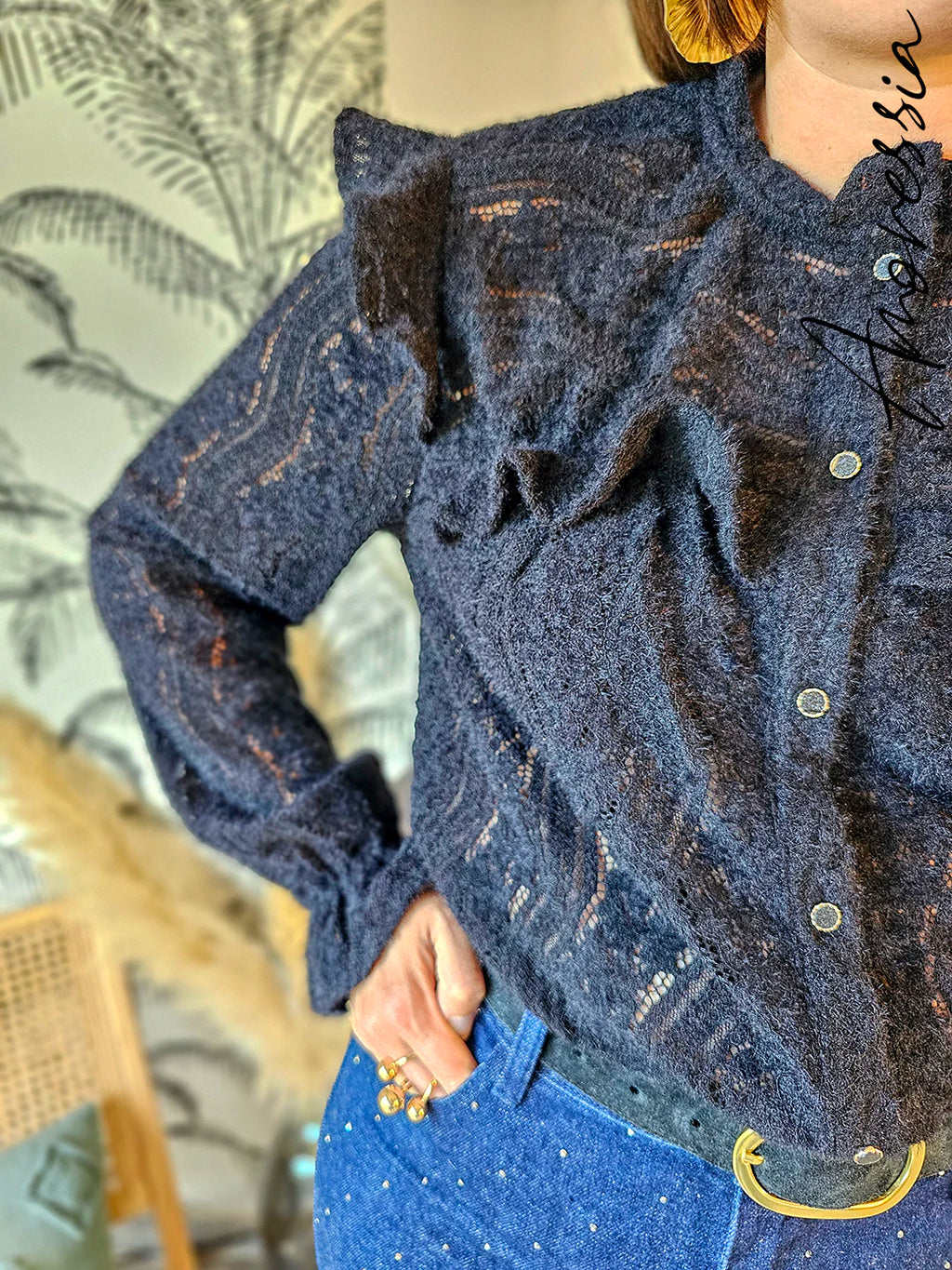 Chemise Naia — Chemise Noire Manches Longues Femme photo portée