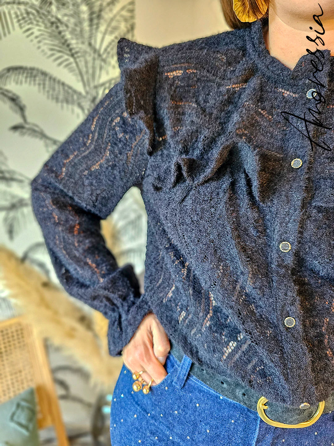 Chemise Naia — Chemise Noire Manches Longues Femme photo portée