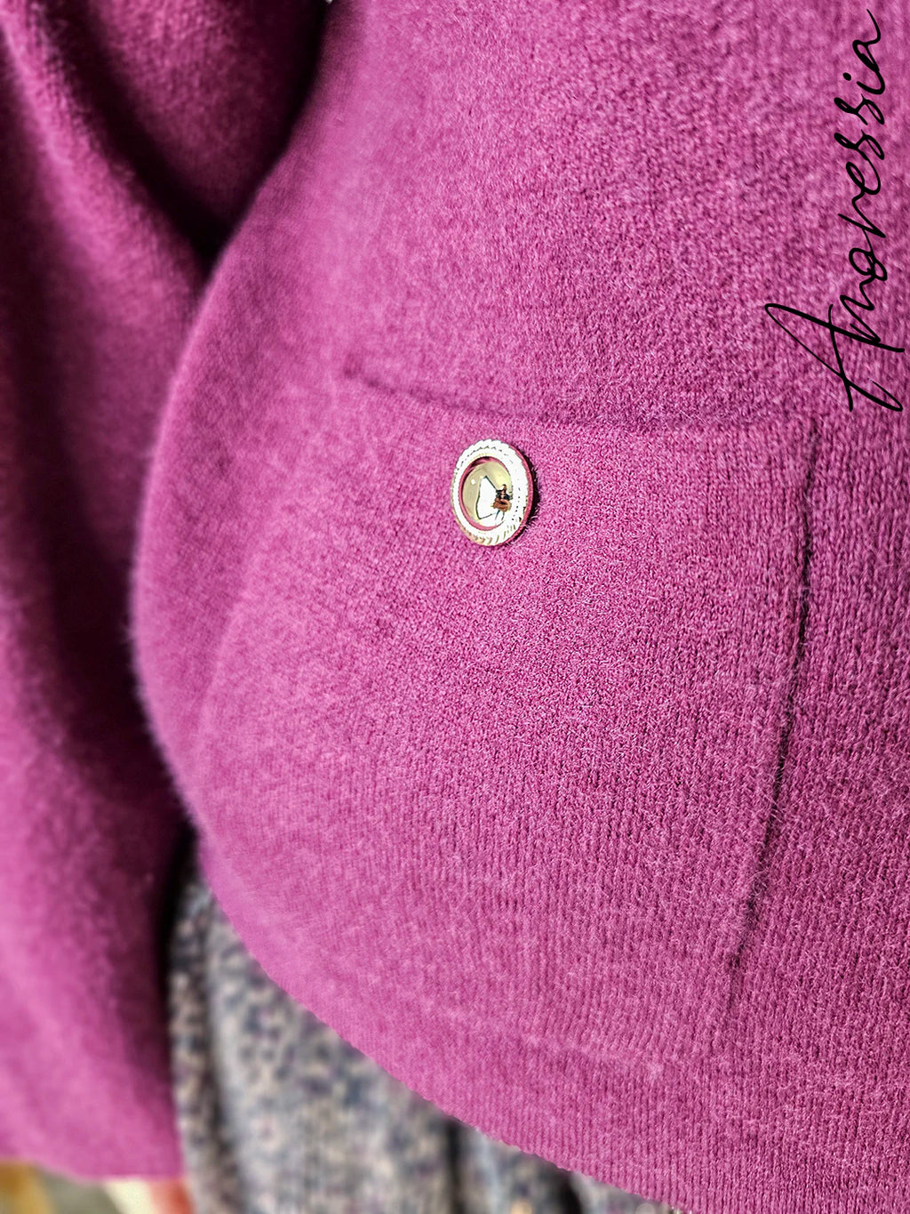 Gilet Garence — Gilet Bordeaux Boutons Dorés Femme photo lifestyle