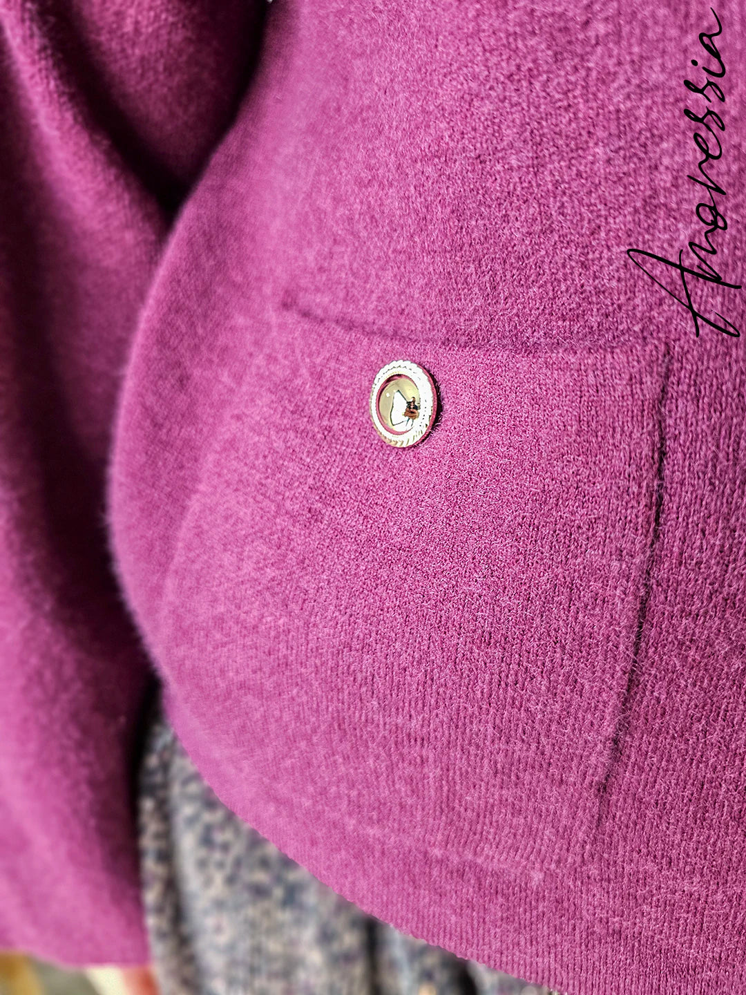Gilet Garence — Gilet Bordeaux Boutons Dorés Femme photo lifestyle