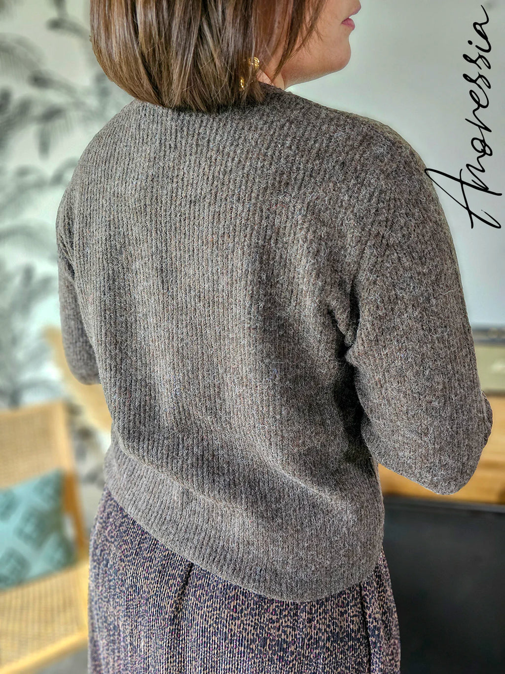 Gilet Chocolat — Gilet Chocolat Boutons Dorés Femme photo lifestyle