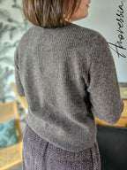 Gilet Chocolat — Gilet Chocolat Boutons Dorés Femme photo lifestyle