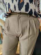 Pantalon Taupe — Pantalon Classique Taupe Coupe Élégante Femme photo portée