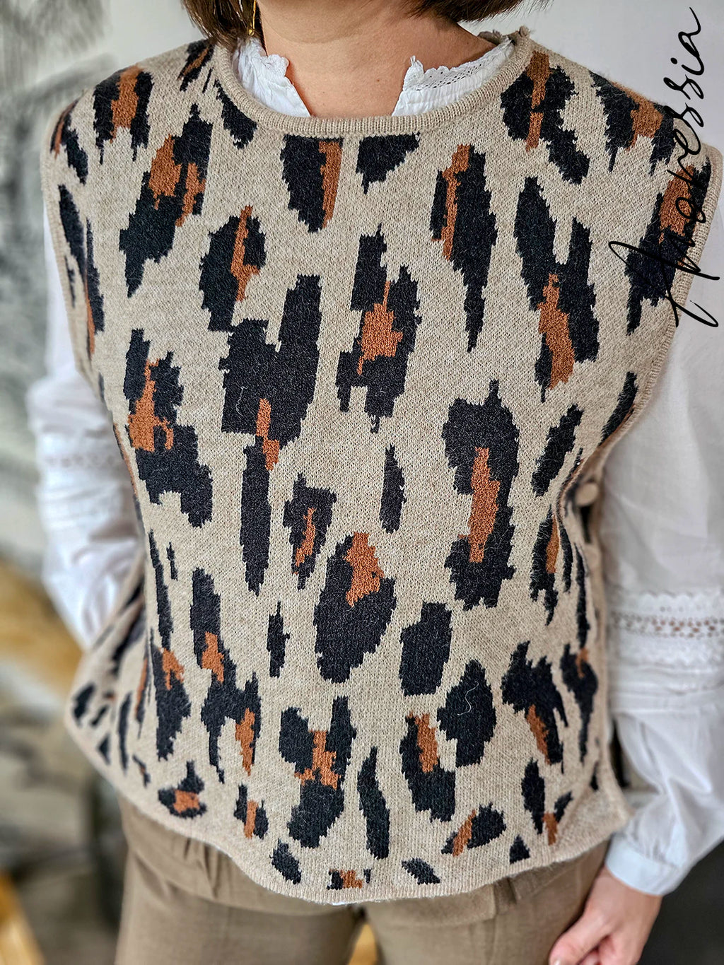 Pull Léopard Sans Manches — Pull Taupe Imprimé Léopard Côtés Ouverts Femme photo portée