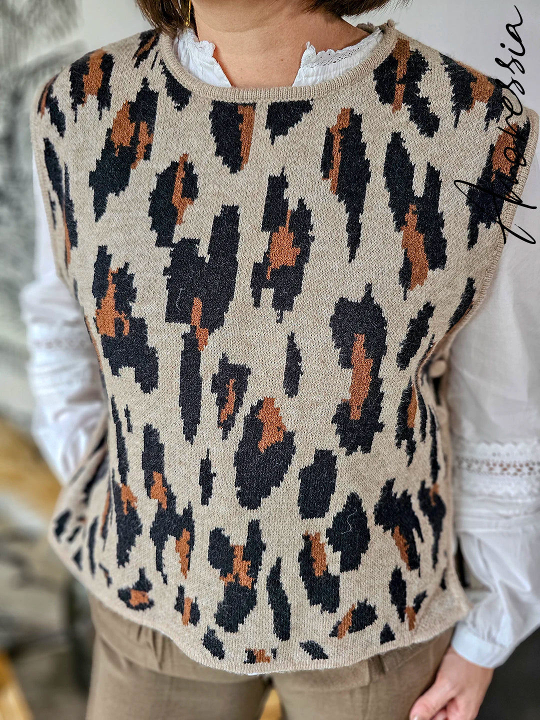 Pull Léopard Sans Manches — Pull Taupe Imprimé Léopard Côtés Ouverts Femme photo portée