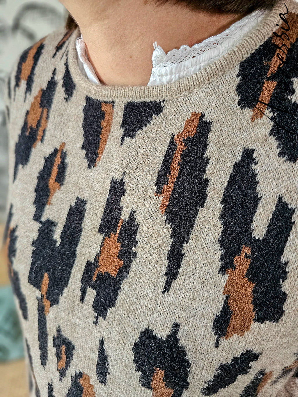 Pull Léopard Sans Manches — Pull Taupe Imprimé Léopard Côtés Ouverts Femme vue détail