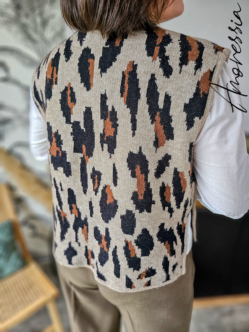 Pull Léopard Sans Manches — Pull Taupe Imprimé Léopard Côtés Ouverts Femme photo lifestyle