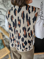 Pull Léopard Sans Manches — Pull Taupe Imprimé Léopard Côtés Ouverts Femme photo lifestyle