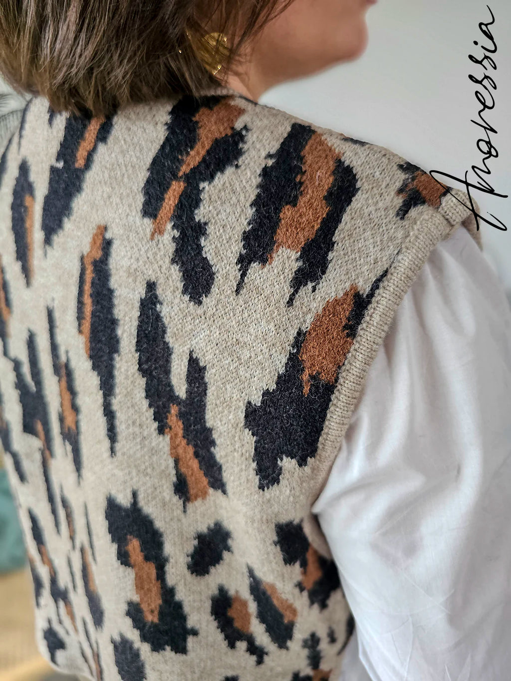Pull Léopard Sans Manches — Pull Taupe Imprimé Léopard Côtés Ouverts Femme vue dos