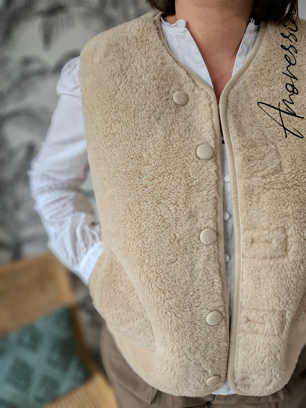 Gilet Dune — Gilet Beige Sans Manches Femme photo lifestyle