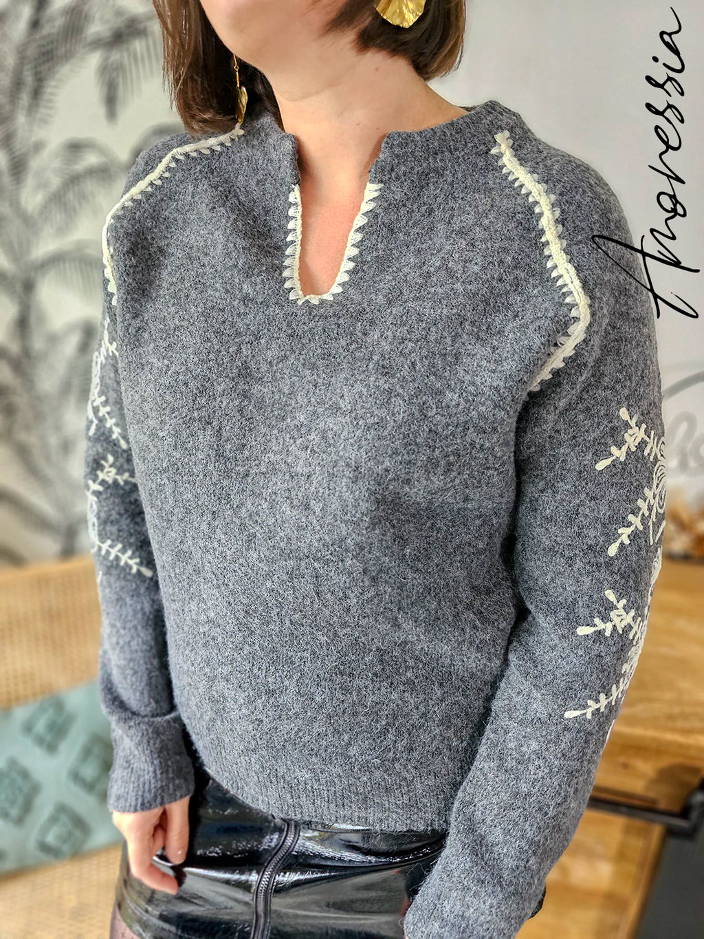 Pull Lovie — Pull Gris Col V Broderies Écru Femme photo portée