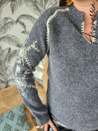 Pull Lovie — Pull Gris Col V Broderies Écru Femme vue détail