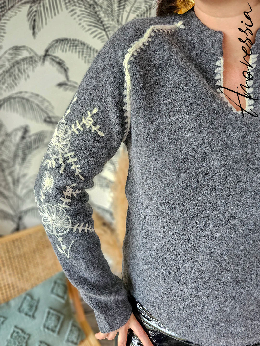 Pull Lovie — Pull Gris Col V Broderies Écru Femme vue détail