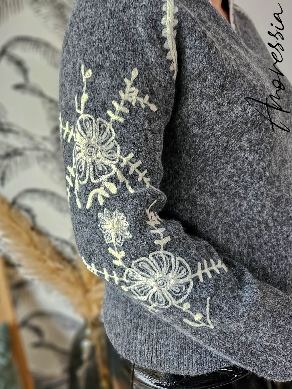 Pull Lovie — Pull Gris Col V Broderies Écru Femme autre vue