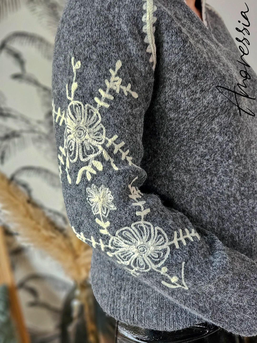 Pull Lovie — Pull Gris Col V Broderies Écru Femme autre vue