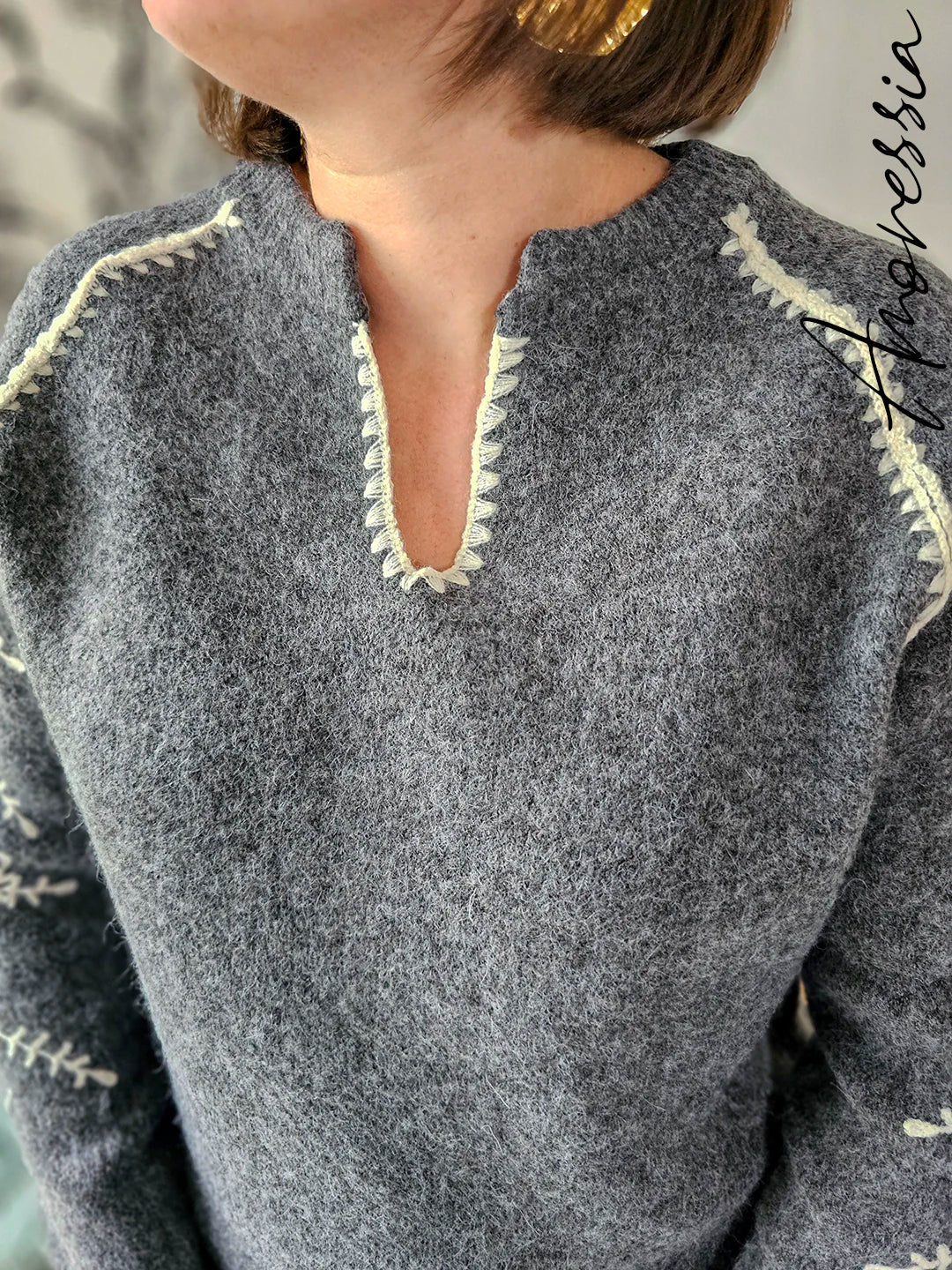 Pull Lovie — Pull Gris Col V Broderies Écru Femme photo lifestyle