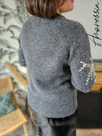 Pull Lovie — Pull Gris Col V Broderies Écru Femme vue dos