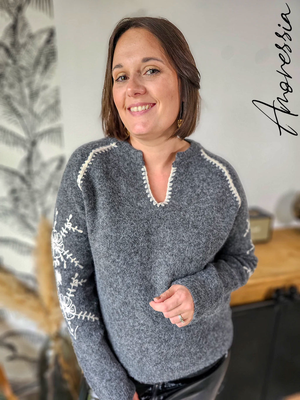 Pull Lovie — Pull Gris Col V Broderies Écru Femme