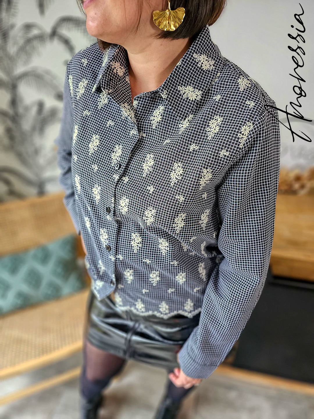 Chemise Grace — Chemise Carreaux Noir Blanc Broderie Femme photo portée