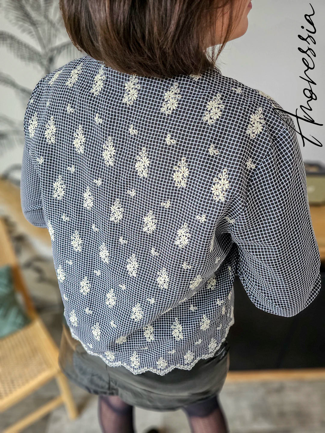 Chemise Grace — Chemise Carreaux Noir Blanc Femme photo lifestyle