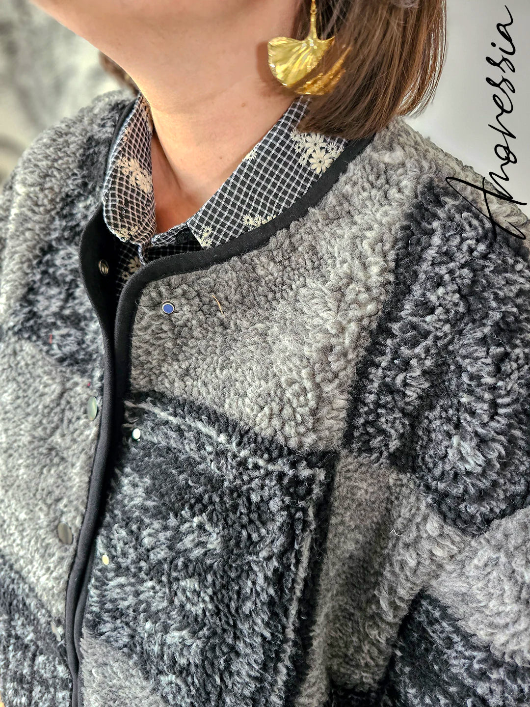 Manteau Clem — Manteau Court Noir Patchwork Femme photo lifestyle