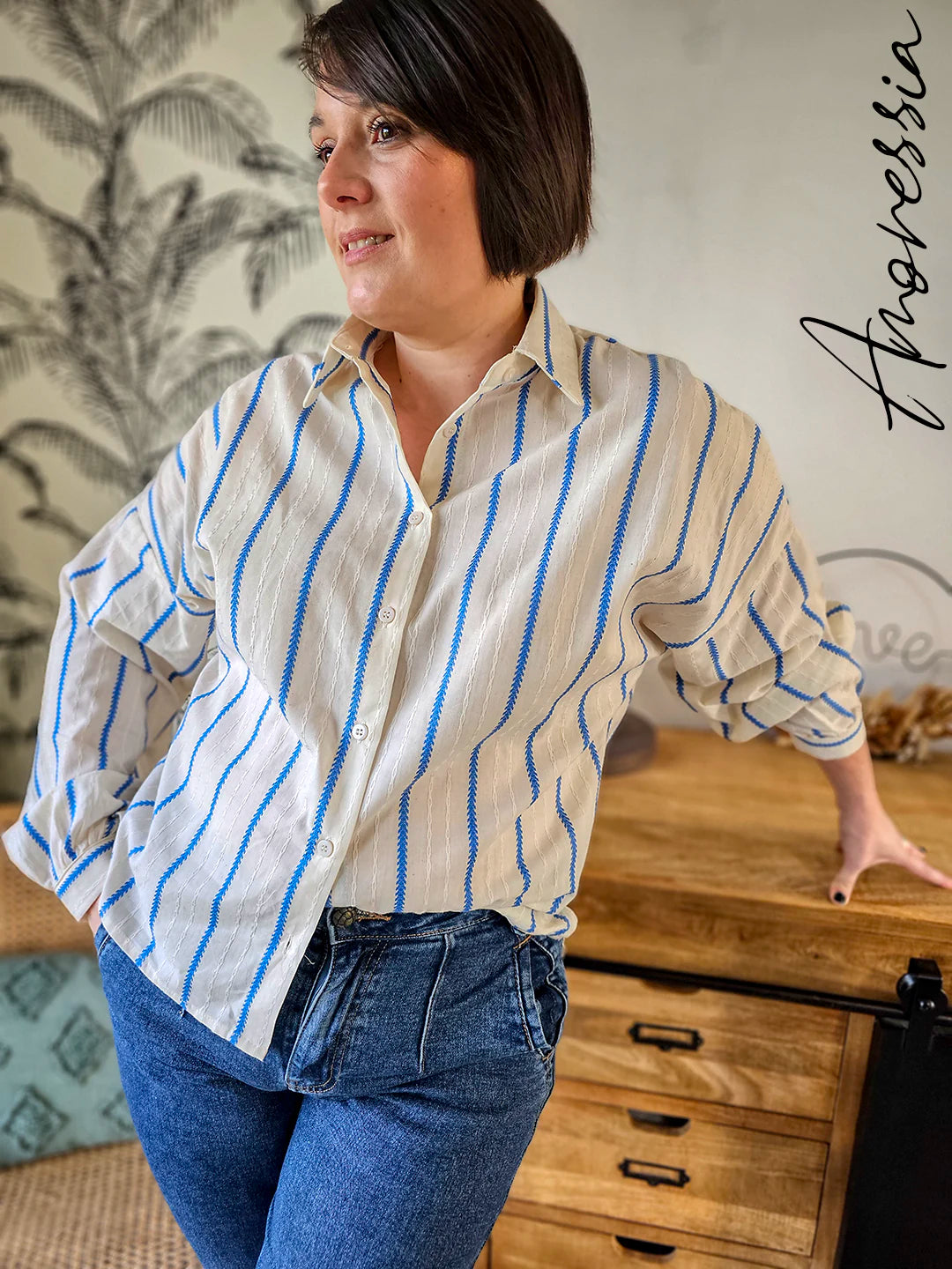 Chemise Ampia — Chemise Crème Rayures Bleues Femme photo portée