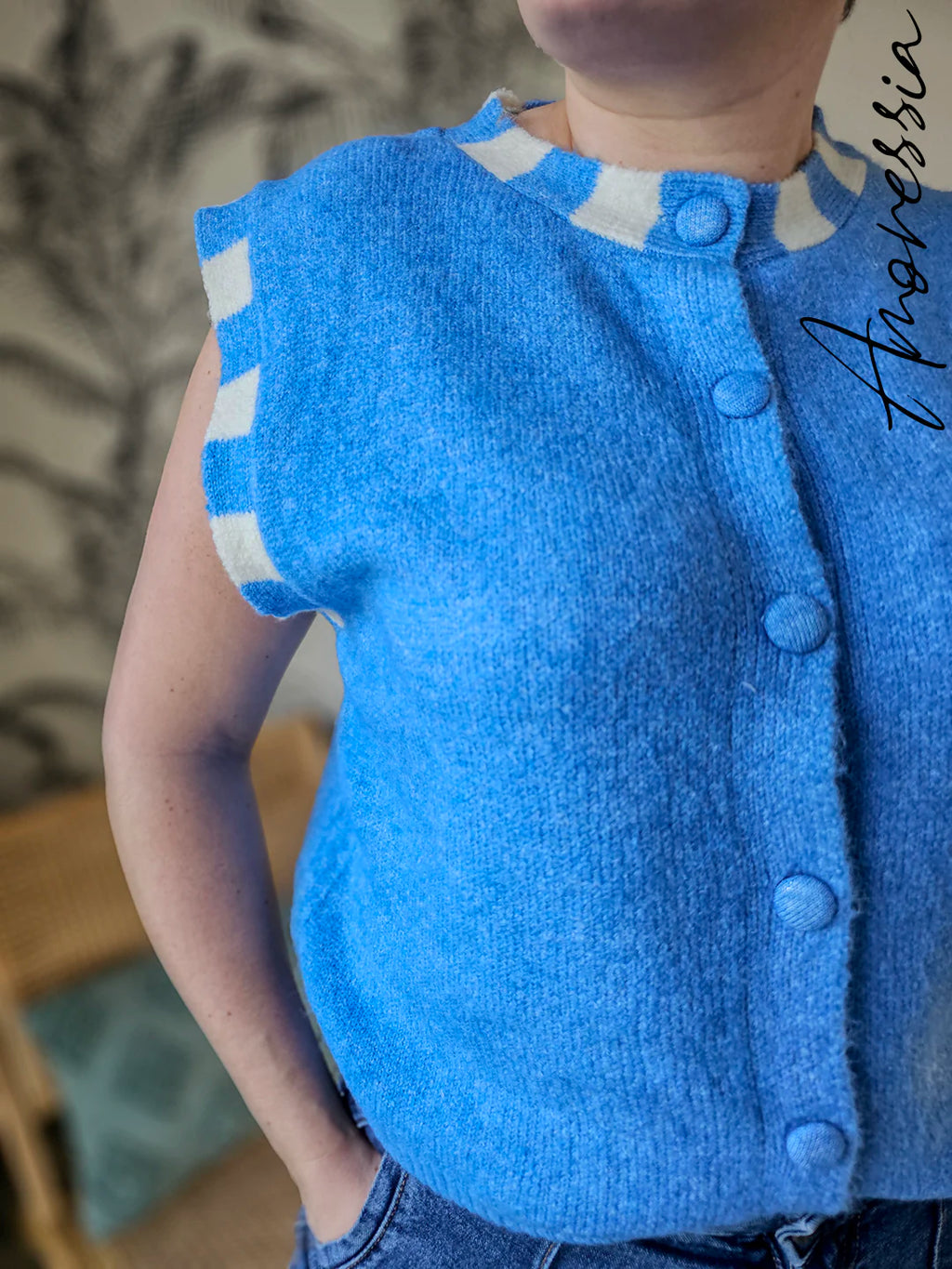 Gilet Azzura — Gilet Bleu Sans Manches Femme photo portée