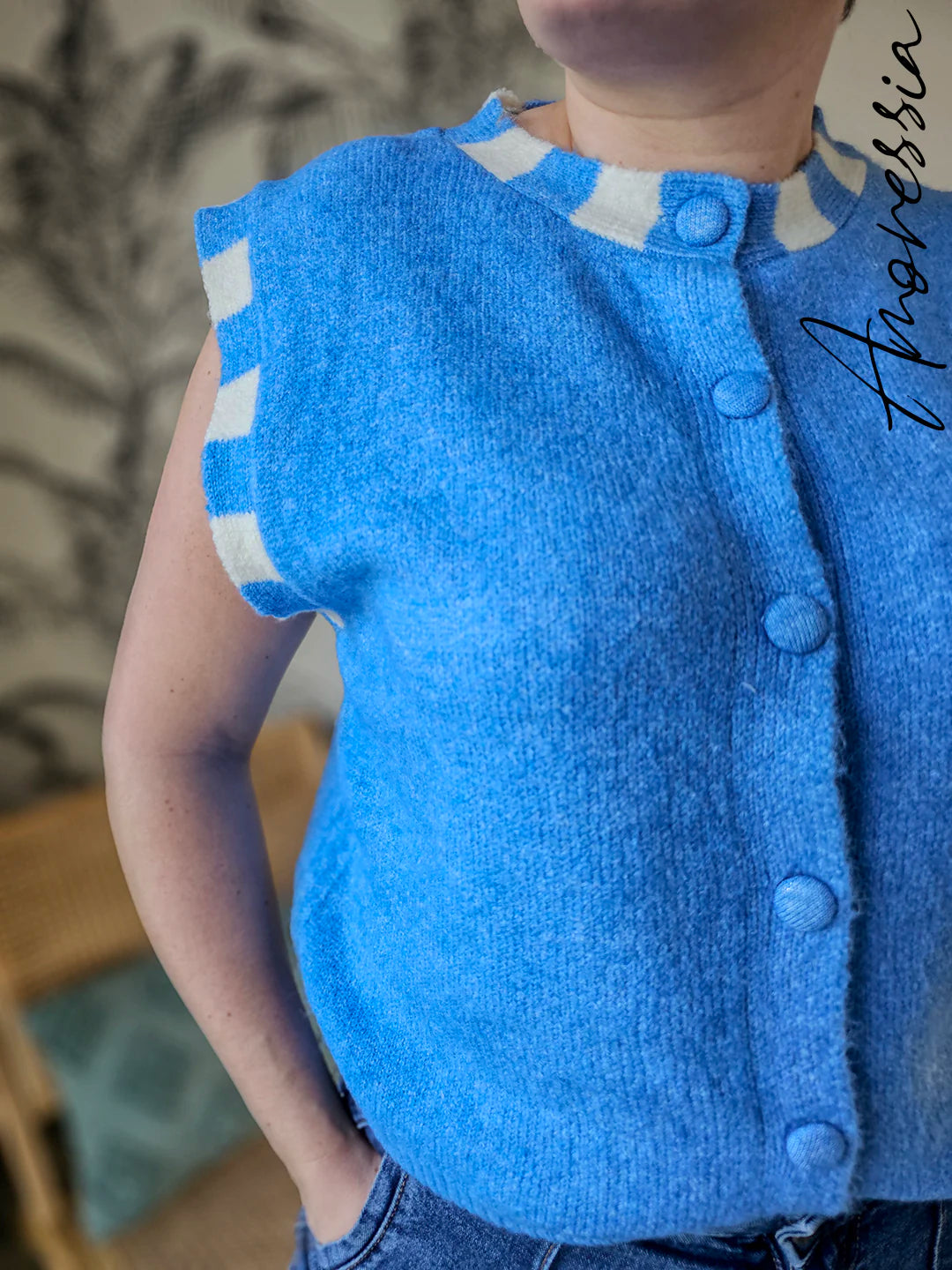Gilet Azzura — Gilet Bleu Sans Manches Femme photo portée