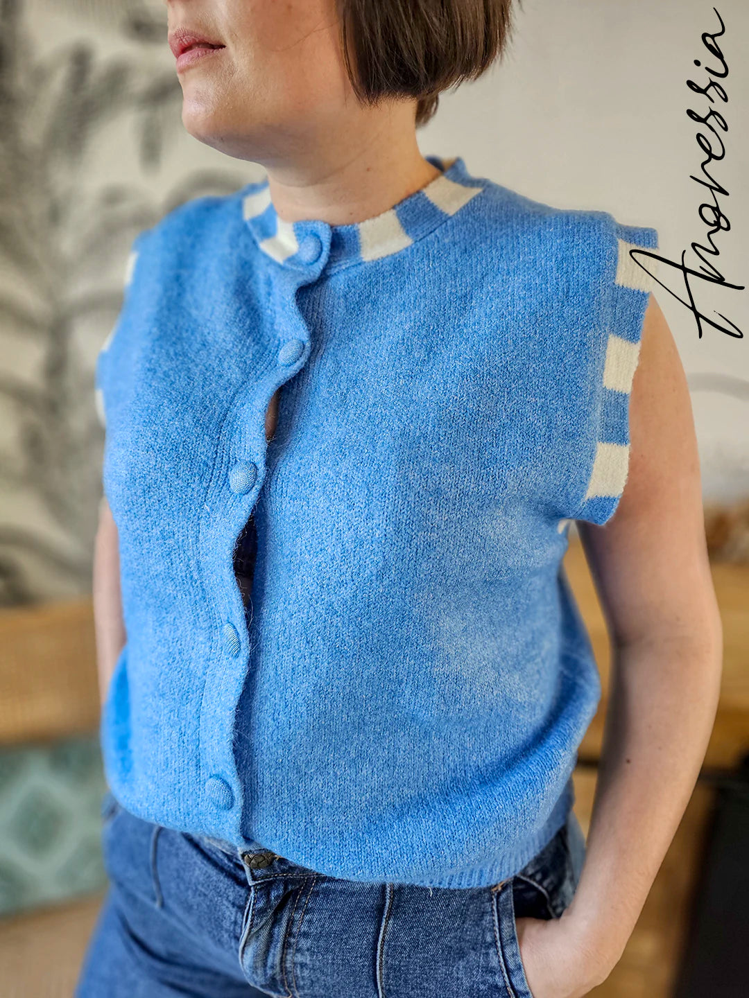 Gilet Azzura — Gilet Bleu Sans Manches Détails Blancs Femme