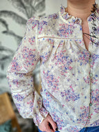 Chemise Lilas — Blouse Crème Imprimé Lilas Femme photo portée