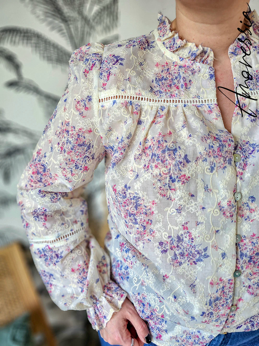 Chemise Lilas — Blouse Crème Imprimé Lilas Femme photo portée