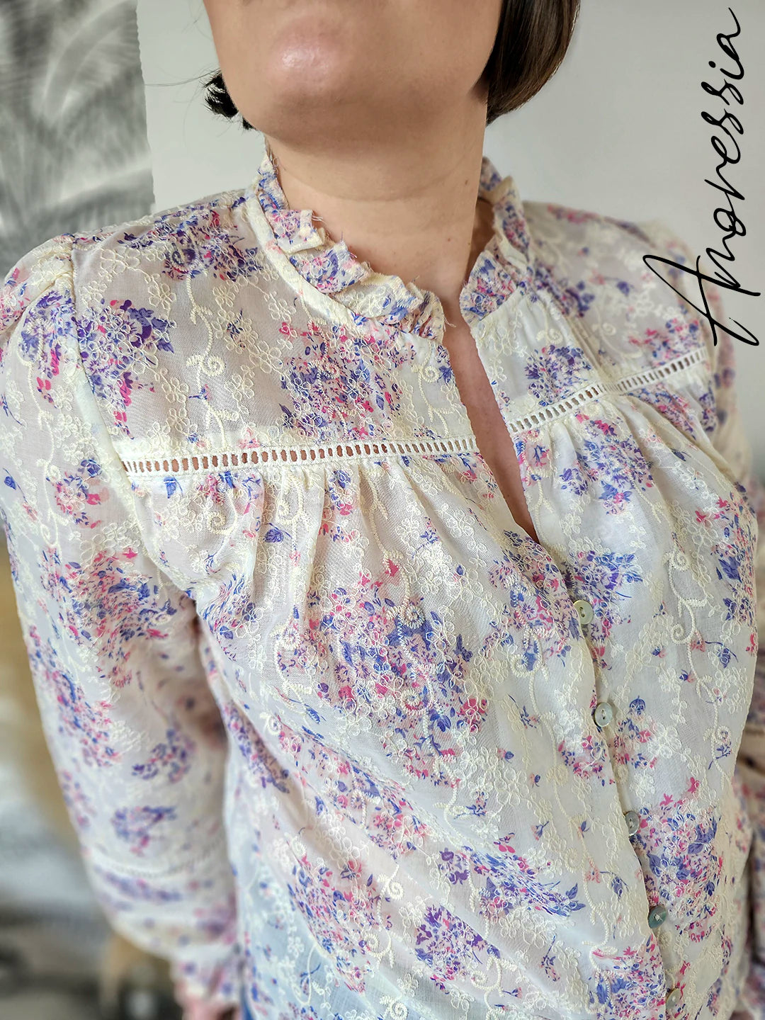 Chemise Lilas — Blouse Crème Broderies Femme photo lifestyle