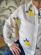 Chemise Citrus — Chemise Blanche Broderies Citrons Femme photo portée