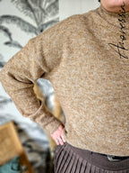 Pull Caffé — Pull Camel Col Roulé Maille Douce Femme photo portée