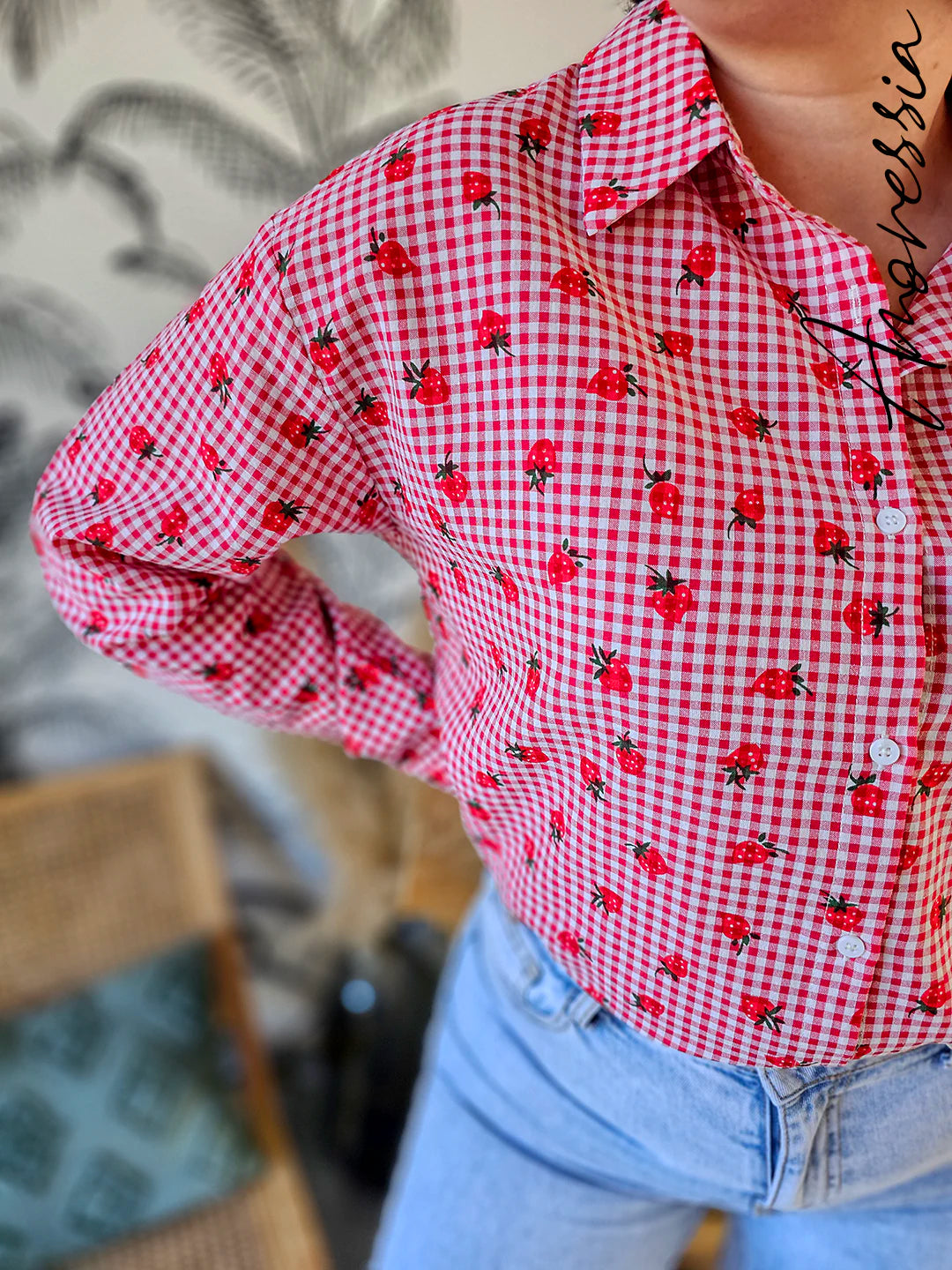 Chemise Fraisia — Chemise Rouge Carreaux Fraises Femme photo portée