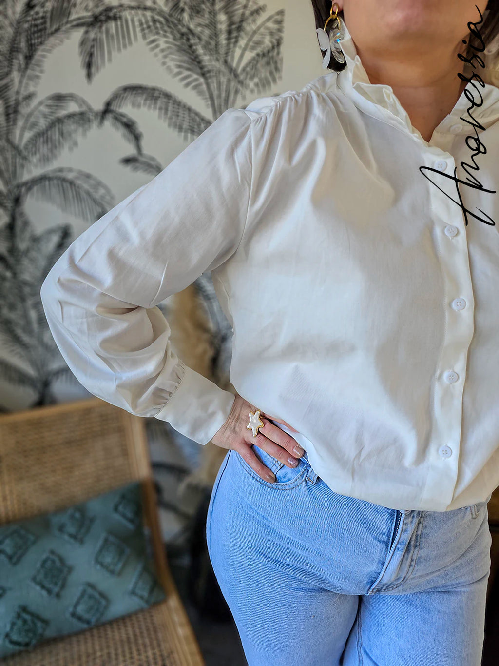 Chemise Alondra — Chemise Blanche Col Haut Femme photo portée
