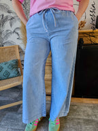 Jean Vanille — Jean Wide Leg Bleu Clair Taille Haute Femme photo portée