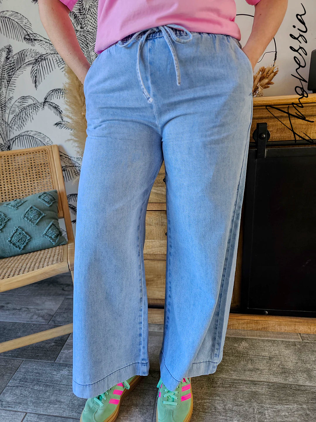 Jean Vanille — Jean Wide Leg Bleu Clair Taille Haute Femme photo portée
