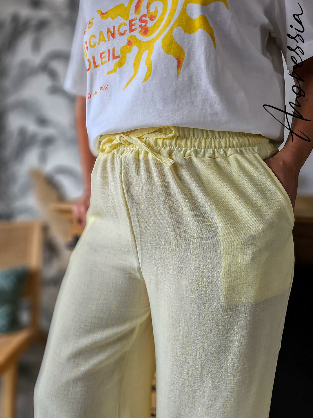 Pantalon Louka Jaune — Pantalon Large Jaune Femme photo portée
