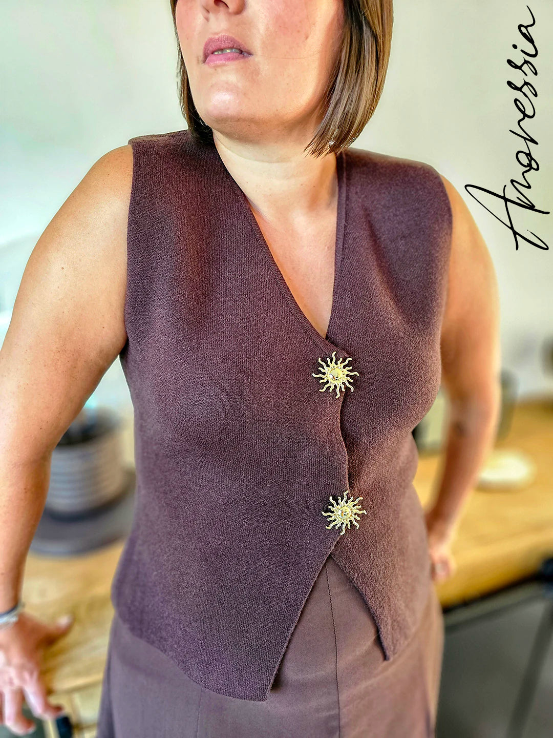 Gilet sans manches Coffee — Gilet Sans Manches Camel Femme photo portée