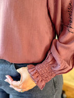 Blouse Noisette — Blouse Femme photo lifestyle