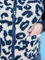 Gilet sans manches Léopard — Gilet Sans Manches Léopard Femme photo lifestyle