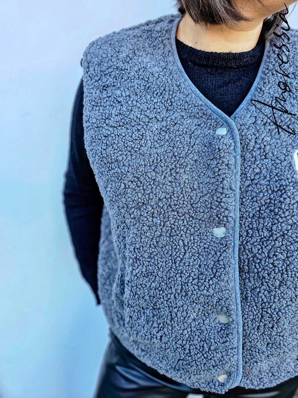Gilet sans manches en sherpa Gris — Gilet Sherpa Gris Sans Manches Femme photo portée