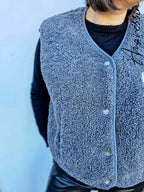Gilet sans manches en sherpa Gris — Gilet Sherpa Gris Sans Manches Femme photo portée